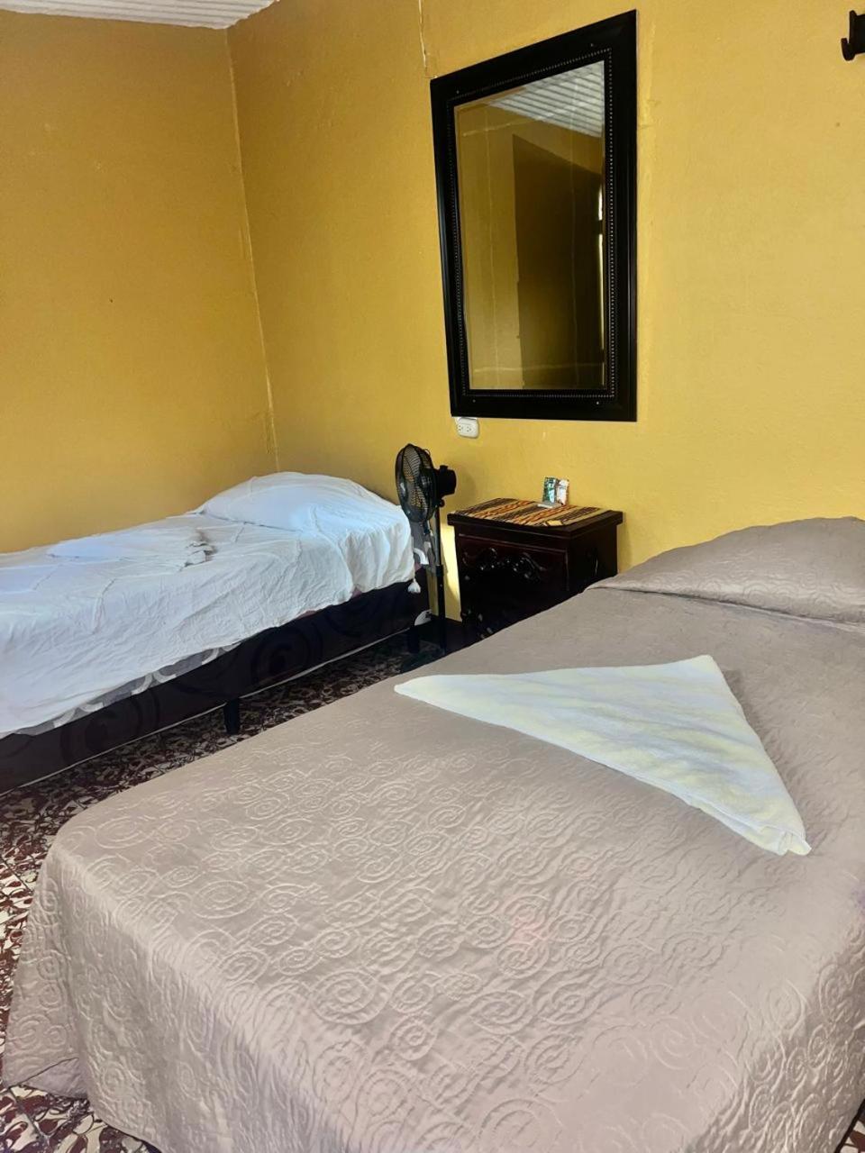 Hotel Alma Maya Antigua Exteriör bild